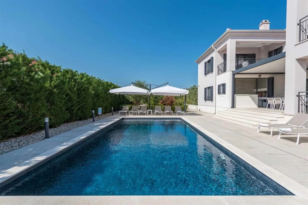 Moderna Villa con Piscina y Sauna