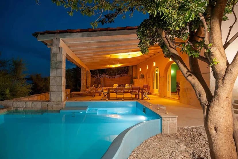 Seafront Villa With Pool And Views