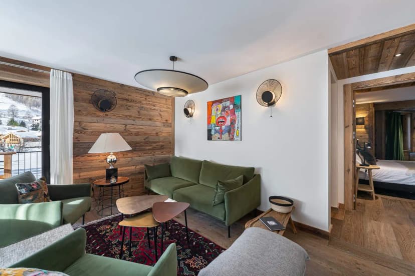 Warm Wooded Apartment with Mountain Outlook