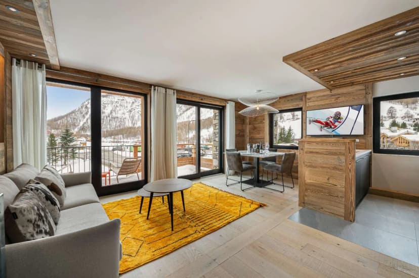 Stylish Alpine Stay With Private Balcony