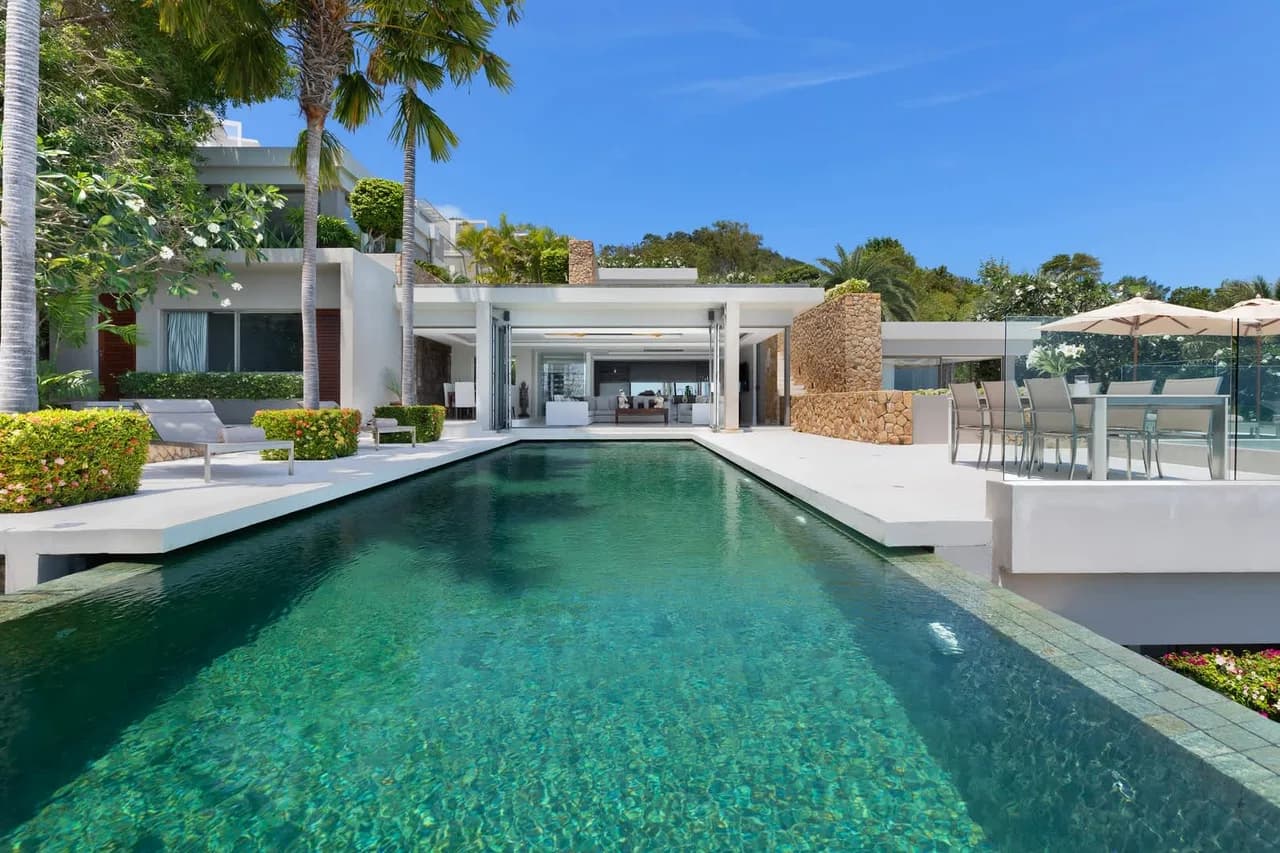 Elegante Villa con Vista a la Piscina Privada