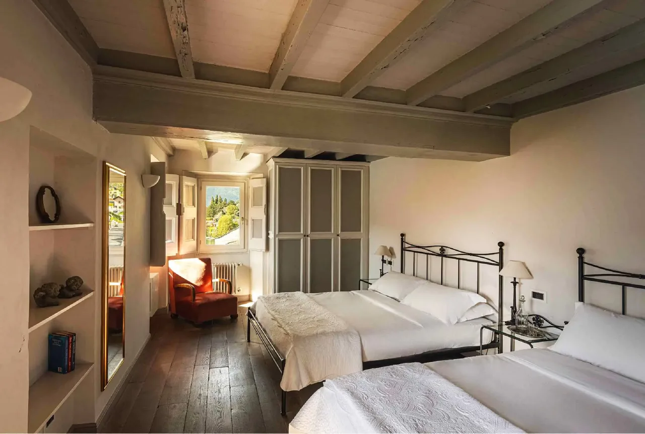 Authentic Italian Villa Directly On Lake photo 3
