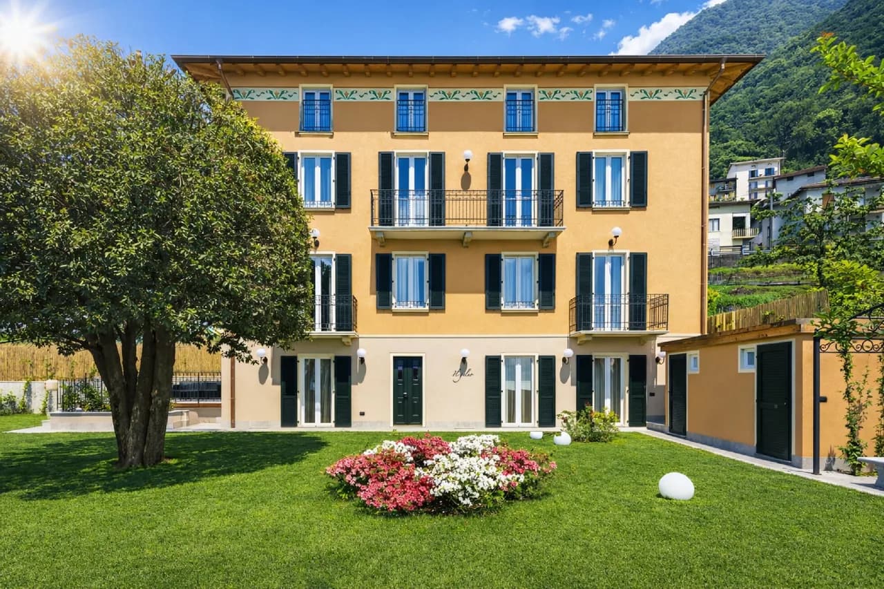 Vida Frente al Lago con Jardín Privado