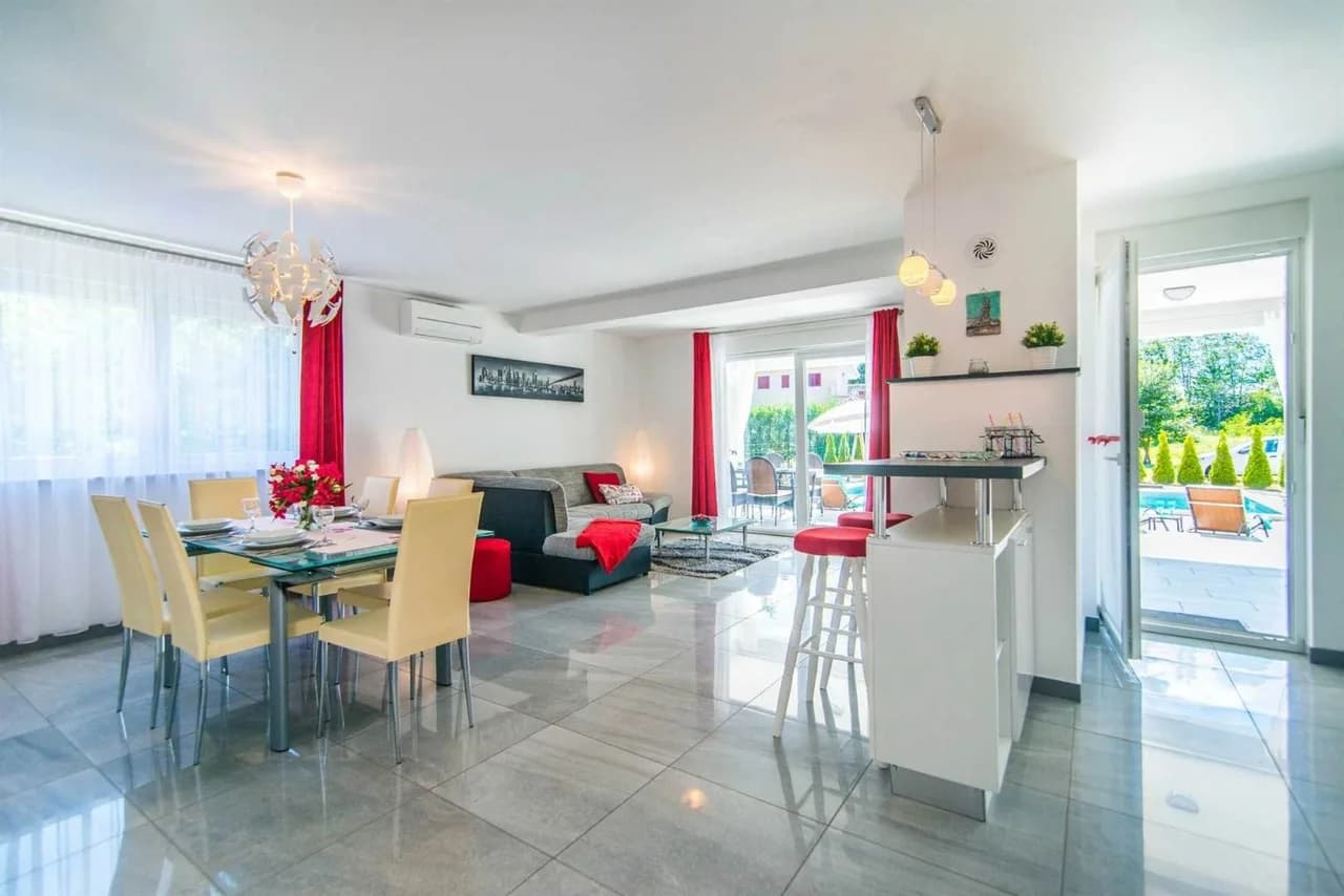 Comfortable Family Villa With Outdoor BBQ photo 3
