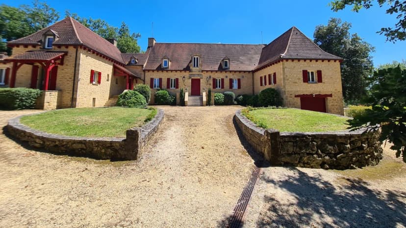 Panoramic Dordogne River Manor Retreat