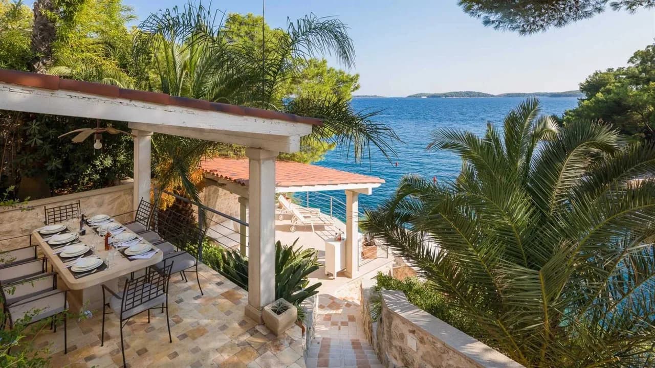 Brillante Villa Frente al Mar con Balcones