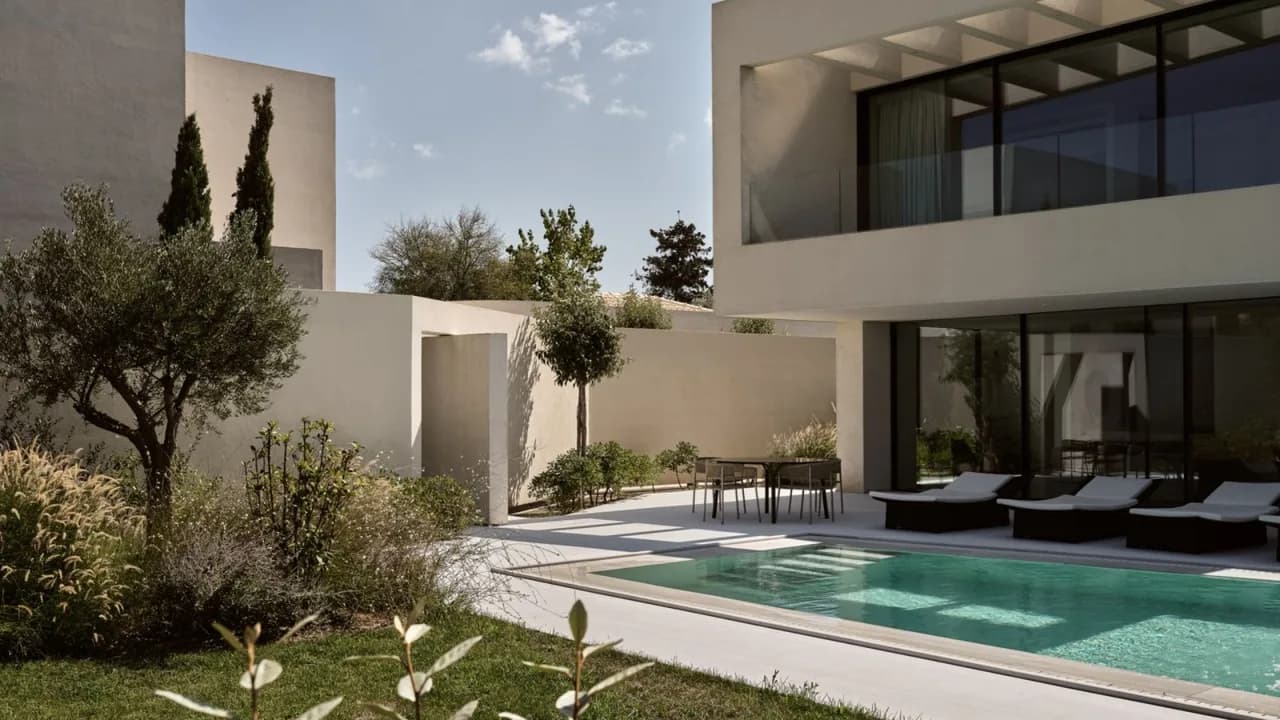 Moderne Strandflucht mit Infinity-Pool