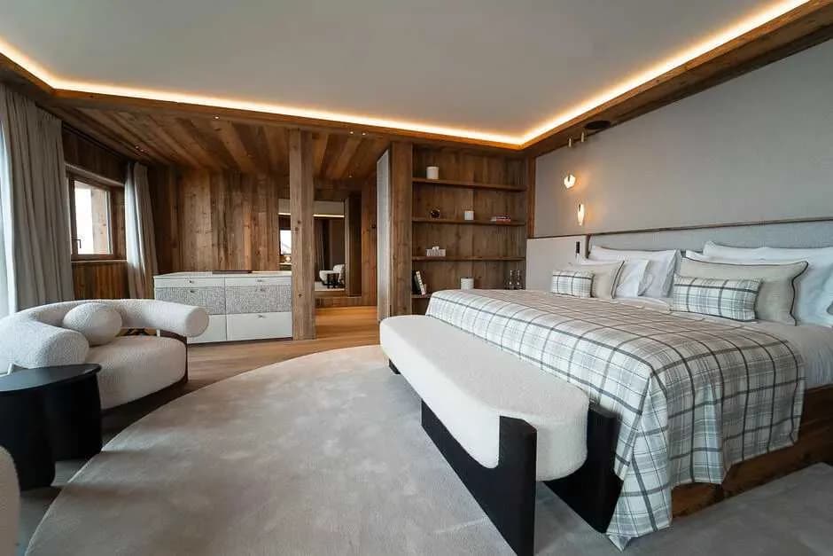 Modernes Alpenchalet mit Innenpool, Foto 3
