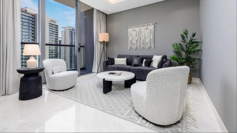 Spacious Balcony Apartment With Canal Views