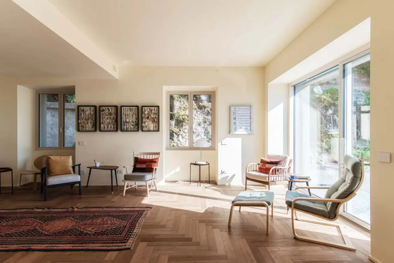 Art Filled Lake Villa With Views photo 4