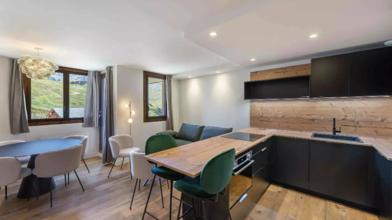 Stylish Alpine Apartment Walk to Slopes photo 2