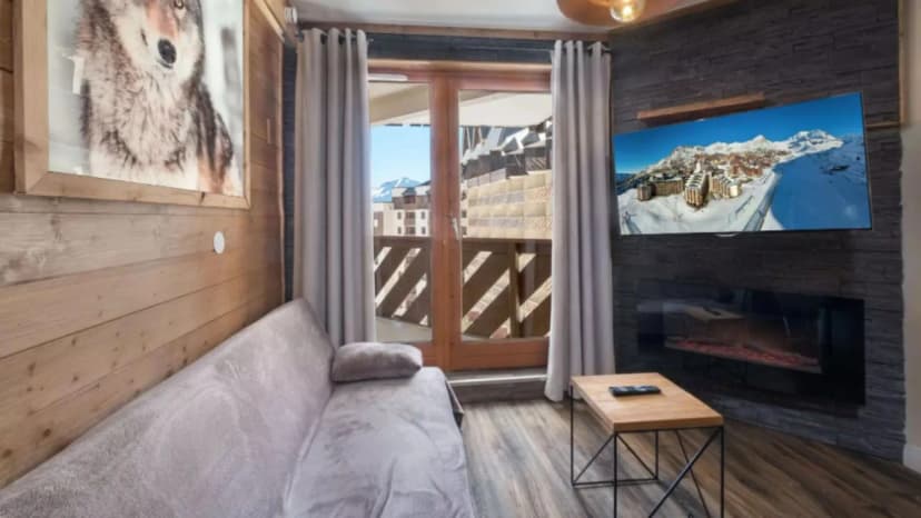 Modern Ski Apartment With Balcony Views