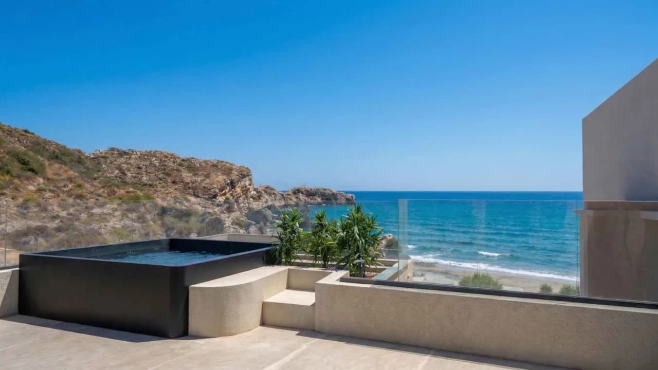 Beachfront Villa With Heated Pool in Crete photo 5