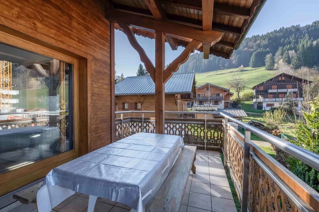 Appartement de montagne avec vue sur la terrasse ensoleillée