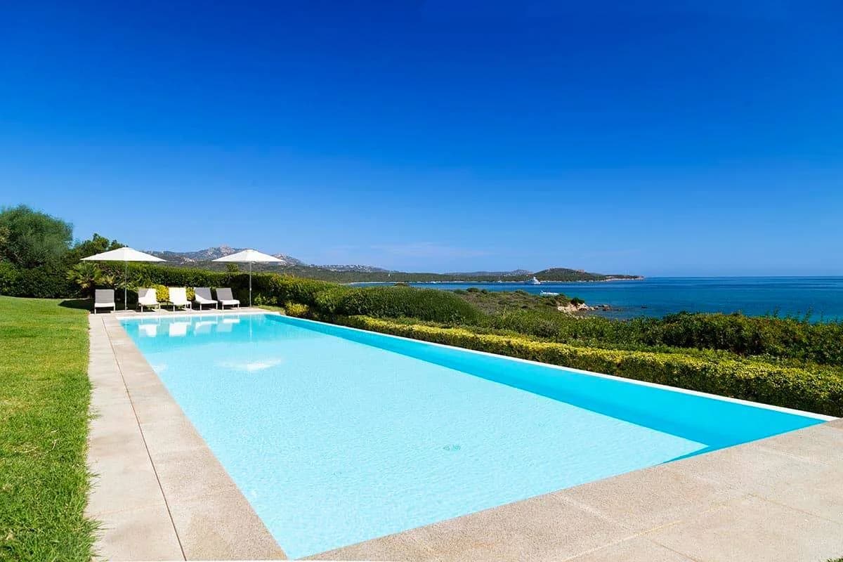Luxusvilla mit weitläufigen, meerseitigen Terrassen