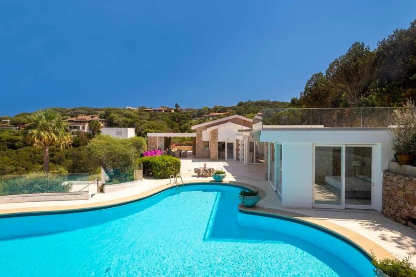 Waterfront Living With Pool and Verandas