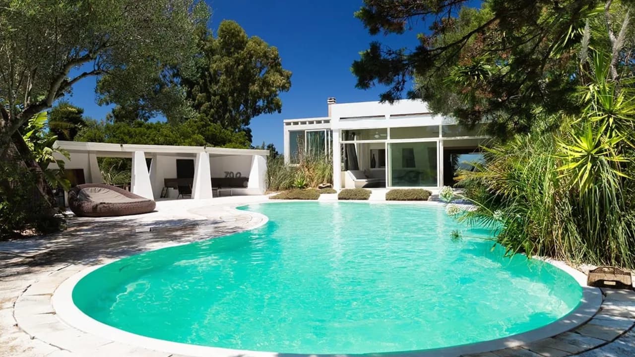 Moderne Kunstvilla mit Poolblick