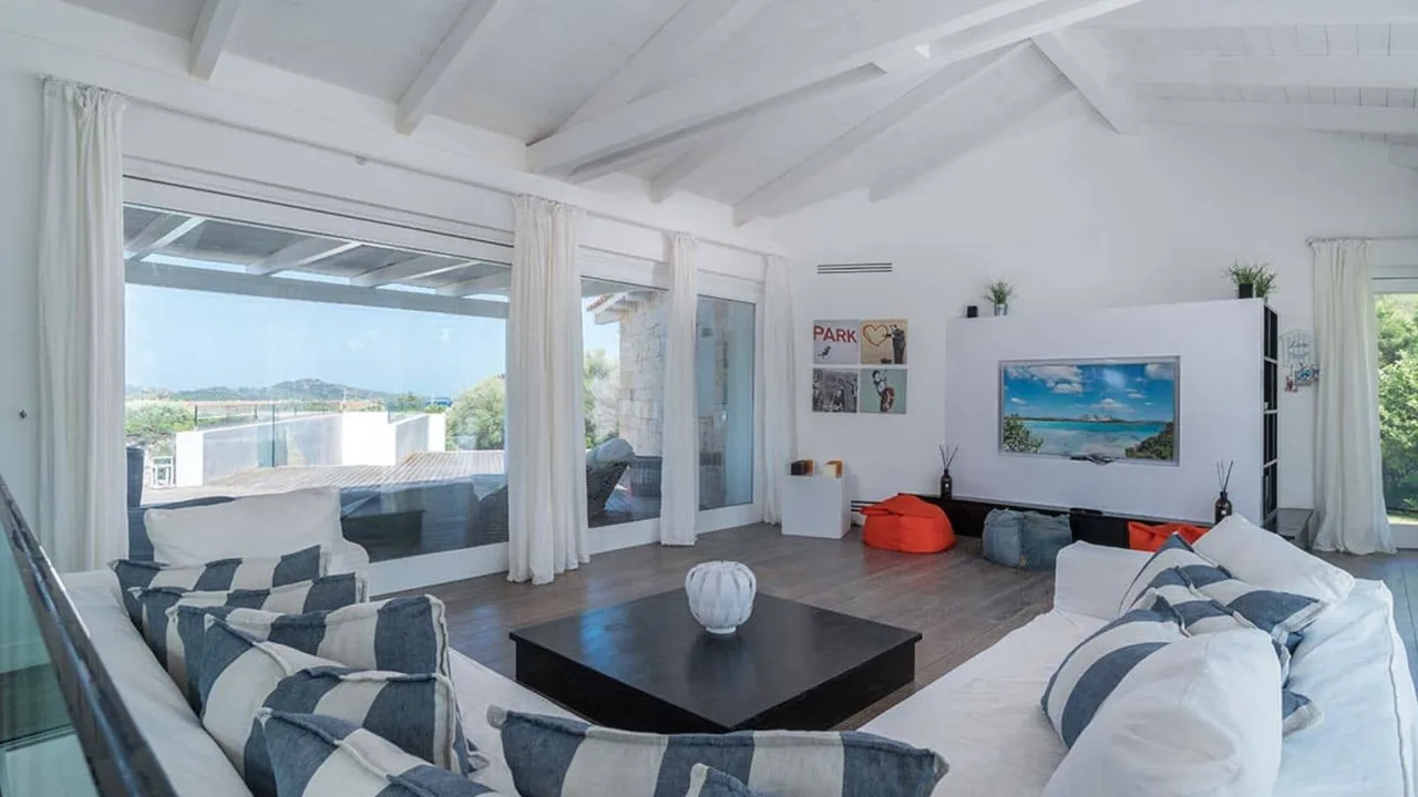 Luxuriöse Küstenimmobilie mit Pool und Garten, Foto 2