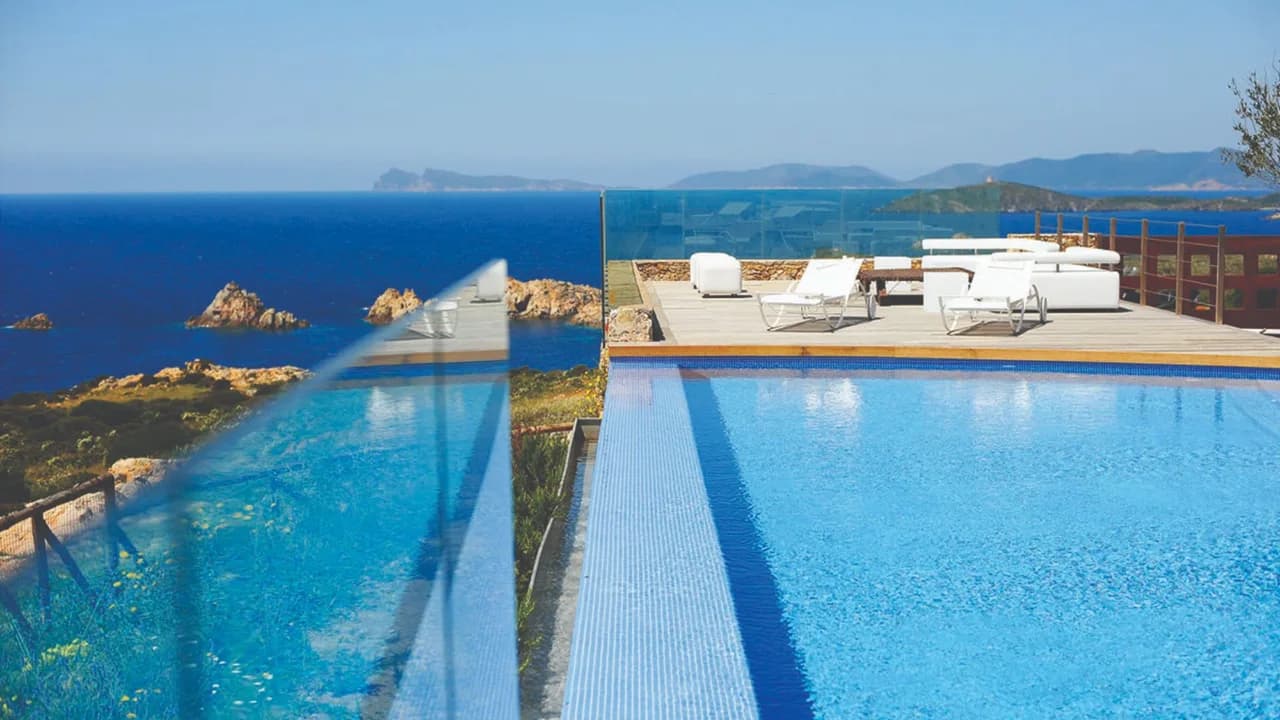 Luxuriärer Leuchtturm mit Blick auf die Südküste Sardiniens, Foto 4