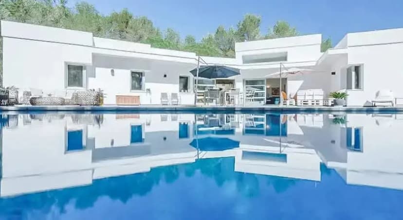Modern 6-Bedroom Chic Villa with Pool
