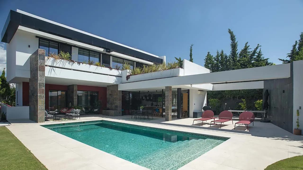 Moderne 6-Zimmer-Villa am Strand mit Pool, Spa & Kino