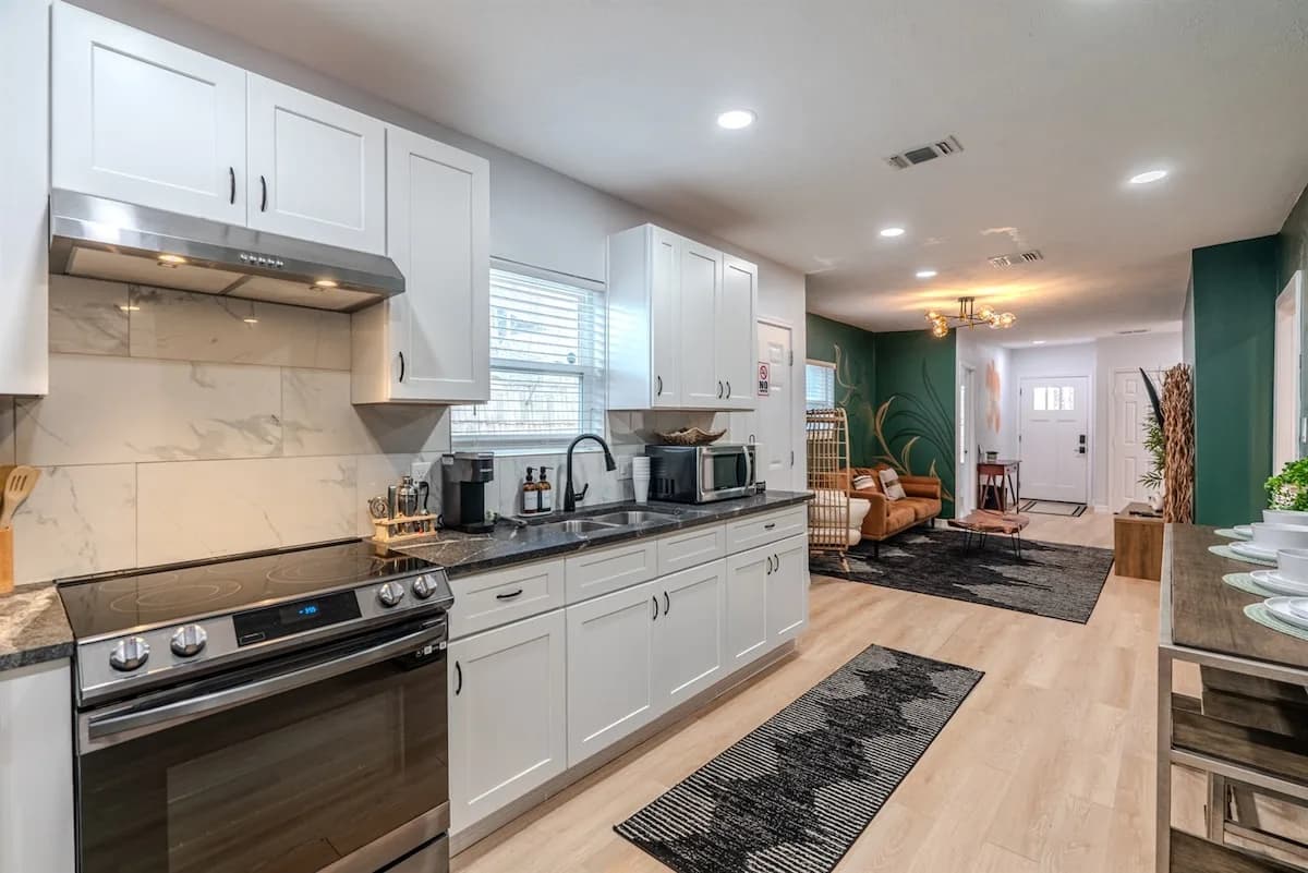 Cozy Six Bedroom Oasis Near Downtown Houston photo 2