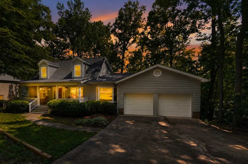 Spacious 4 BR Retreat near Lake Norman with deck