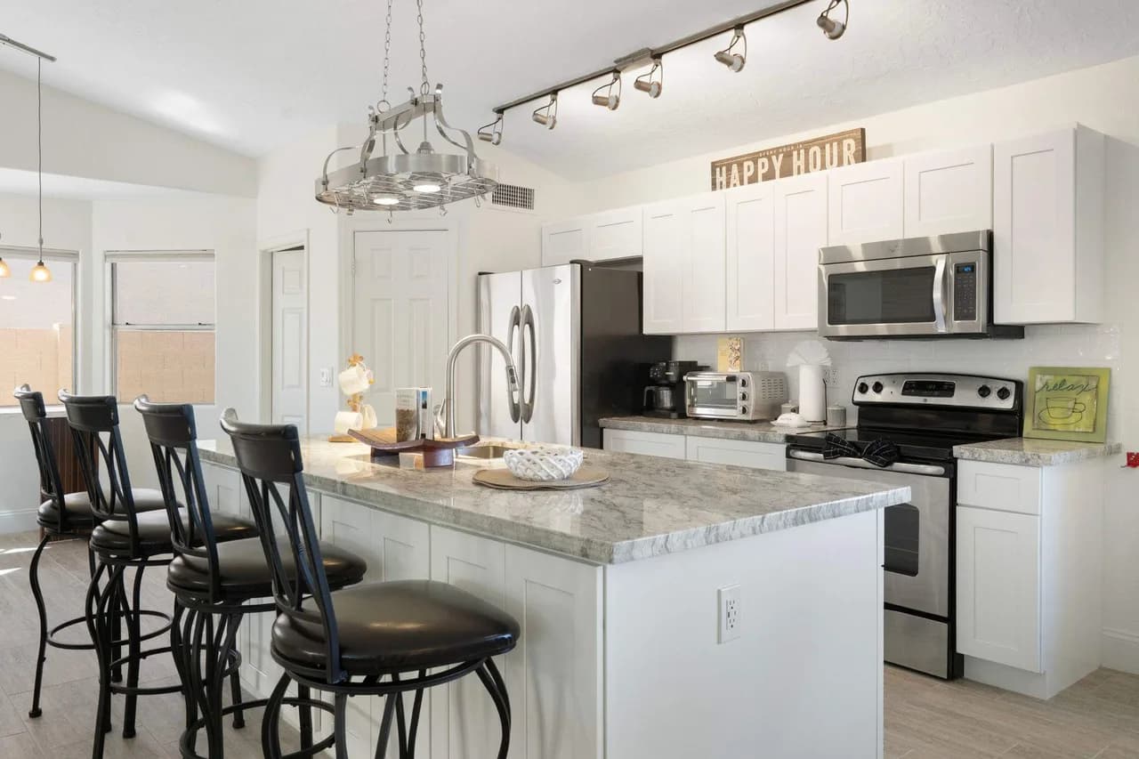 Modern 4BR Oasis with Pool, Huge Yard&Putting Green, foto 2