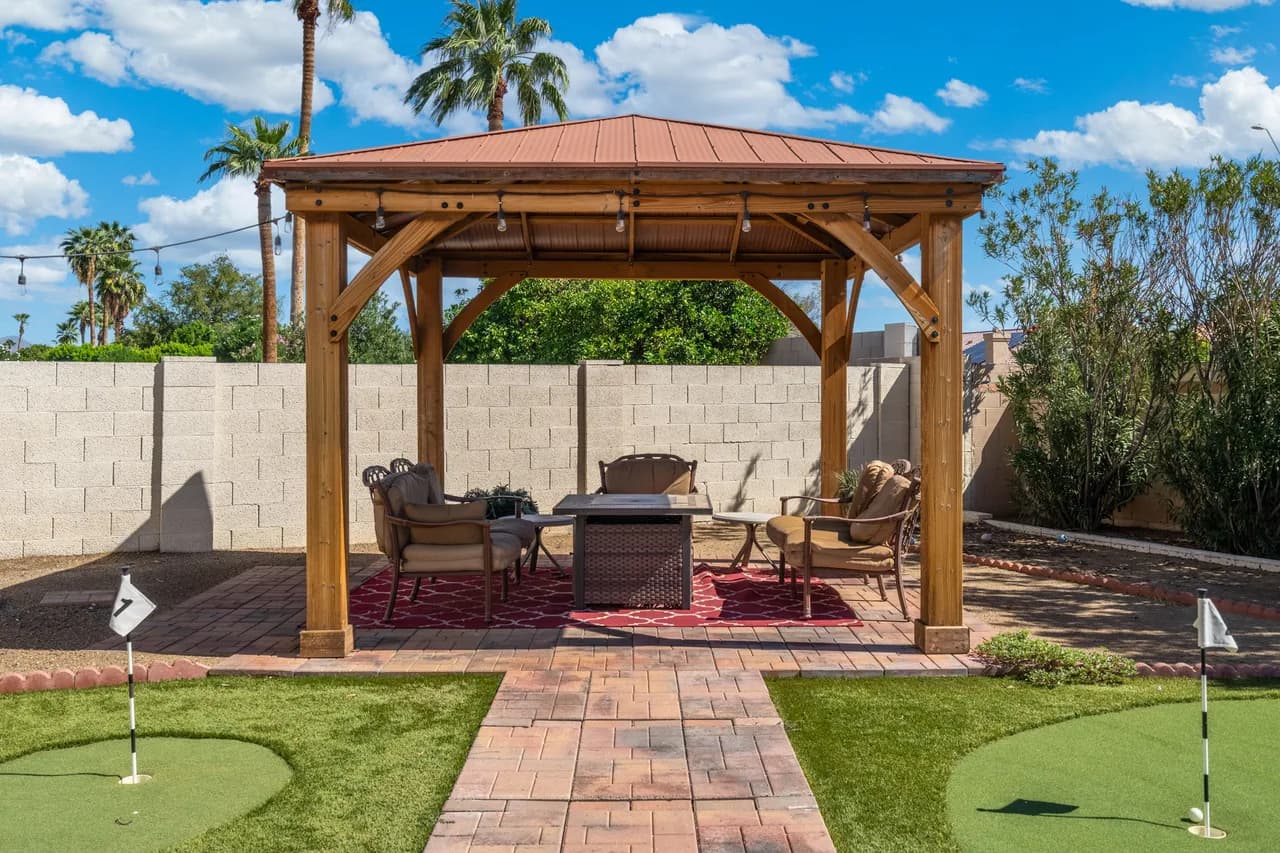 Modern 4BR Oasis with Pool, Huge Yard&Putting Green, foto 3