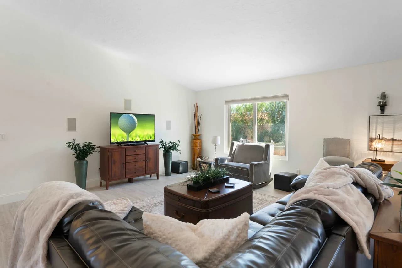 Modern 4BR Oasis with Pool, Huge Yard&Putting Green, foto 4
