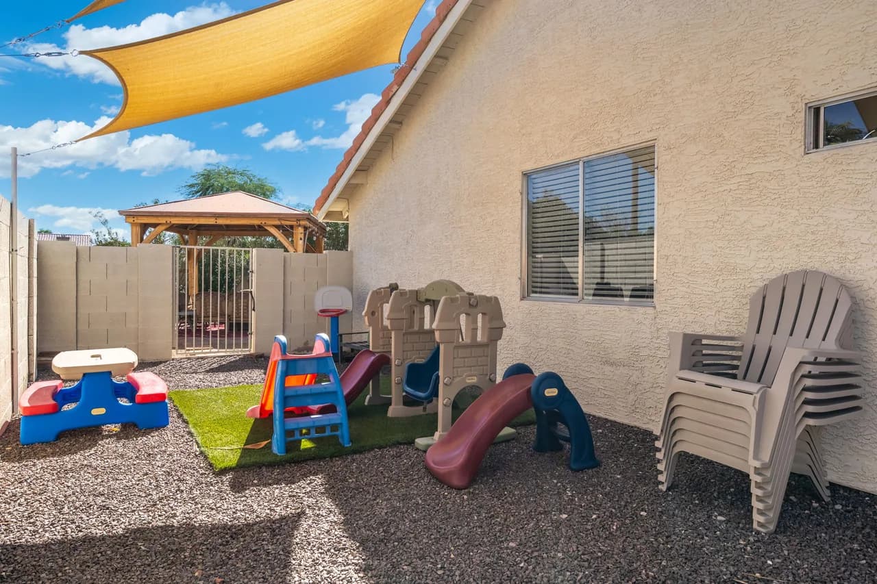 Modern 4BR Oasis with Pool, Huge Yard&Putting Green, foto 5