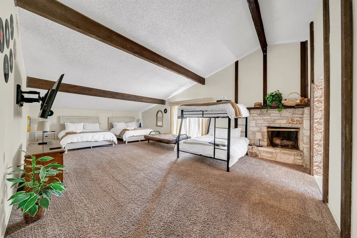 4BR Home with Pool, Grill, Sleeps 12 Near AFB photo 4