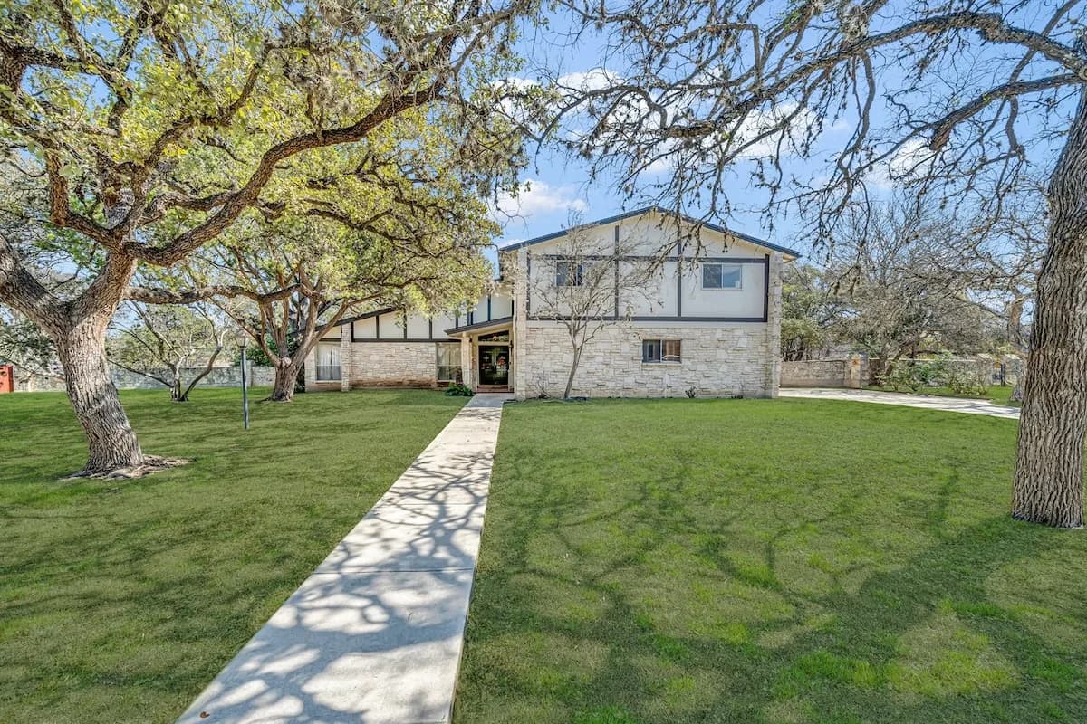 4BR Home with Pool, Grill, Sleeps 12 Near AFB photo 5