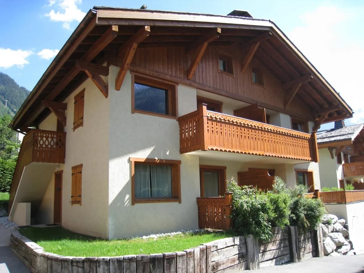 Estancia Alpina Brillante con Vistas a la Montaña
