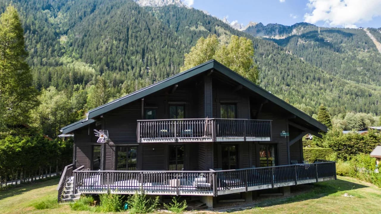 Modernes Chalet mit Blick auf alpine Berggipfel