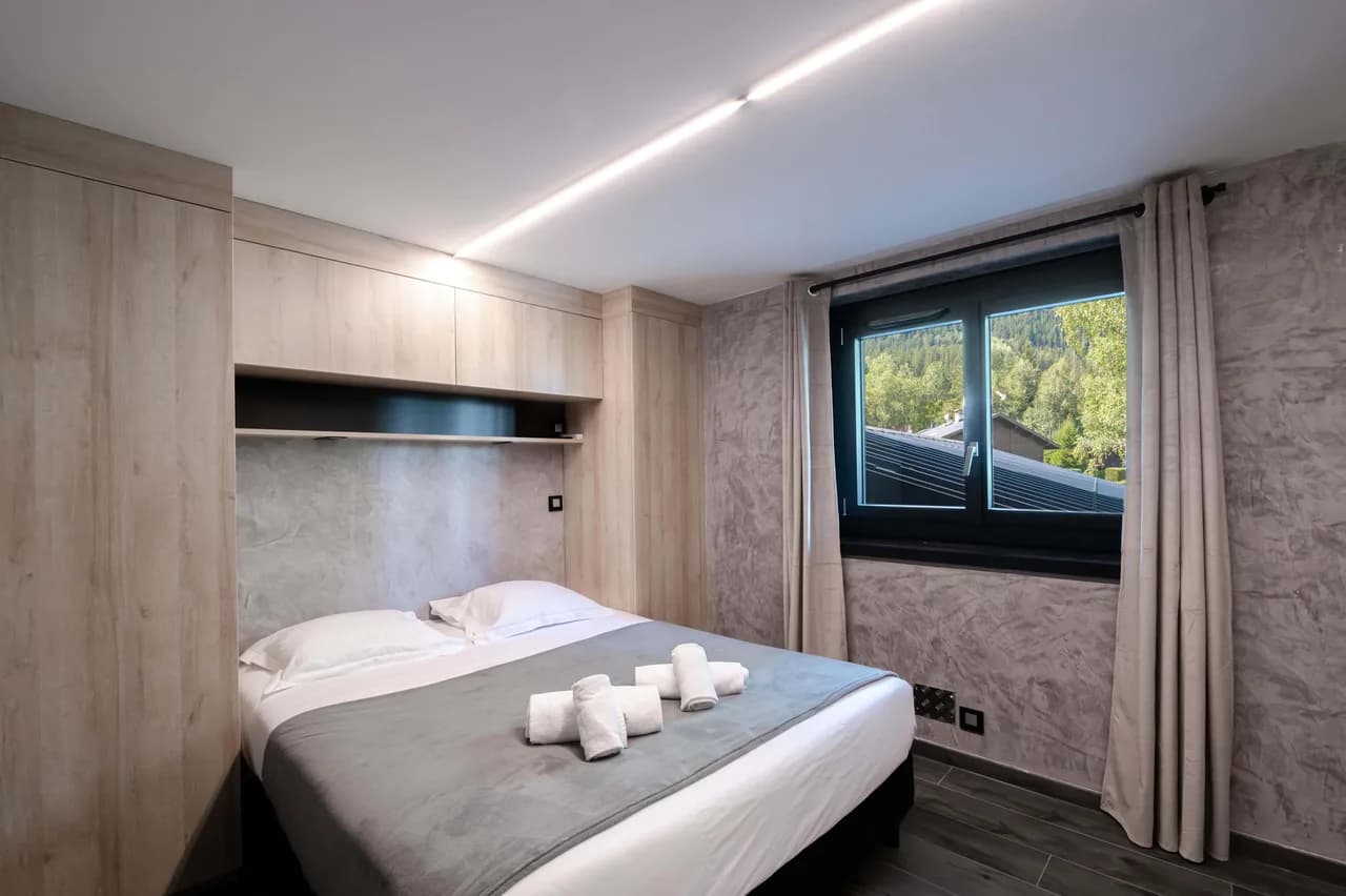 Modernes Chalet mit Blick auf alpine Berggipfel, Foto 3