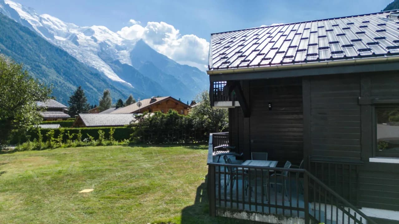 Modernes Chalet mit Blick auf alpine Berggipfel, Foto 4