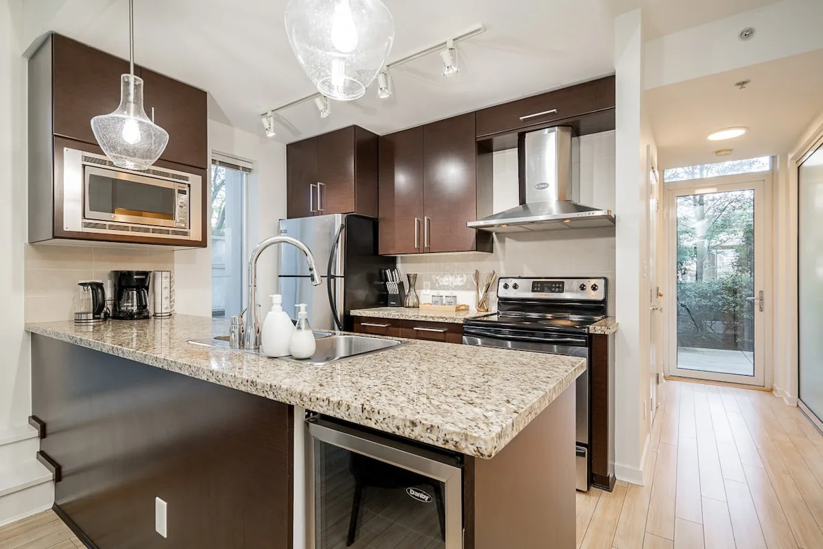 Modern 3BR 4 Beds Prime Downtown Spot photo 4