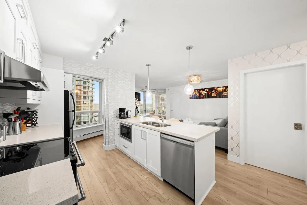 Cozy Two Bedroom Retreat in Vancouver photo 3