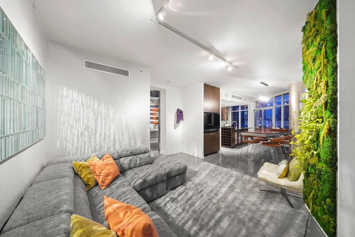 Skyview Three Bedroom Penthouse in Vancouver photo 5