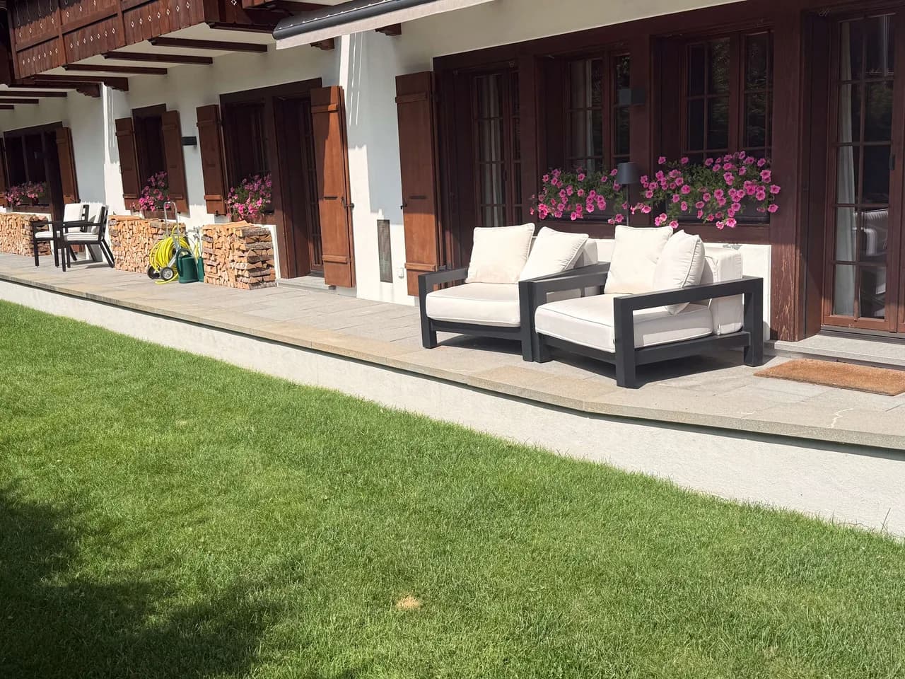 Spacious Garden Chalet With Modern Comforts photo 3
