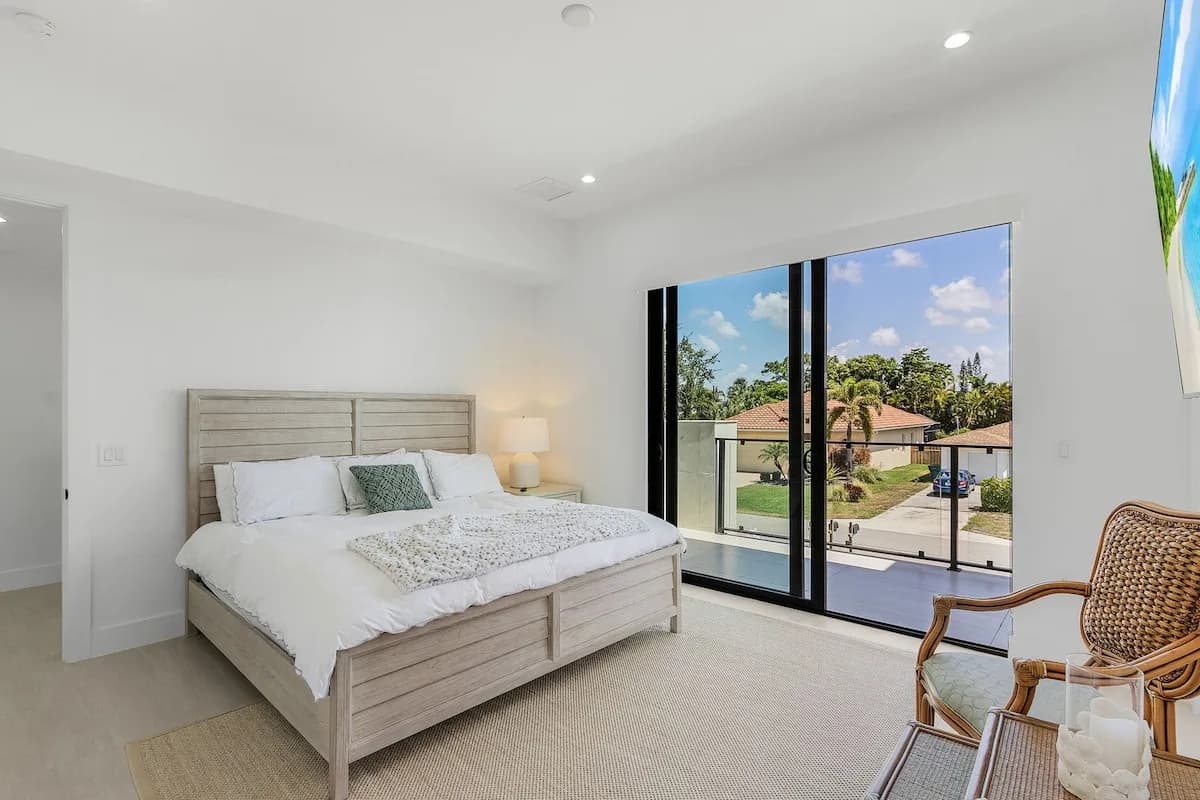 Modern Naples Beach Home, Pool, Hot Tub & 2 Master Suites photo 4