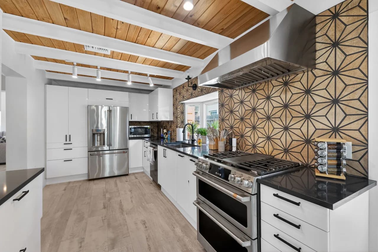 Waterfront 3-Bed Retreat with Pool photo 3