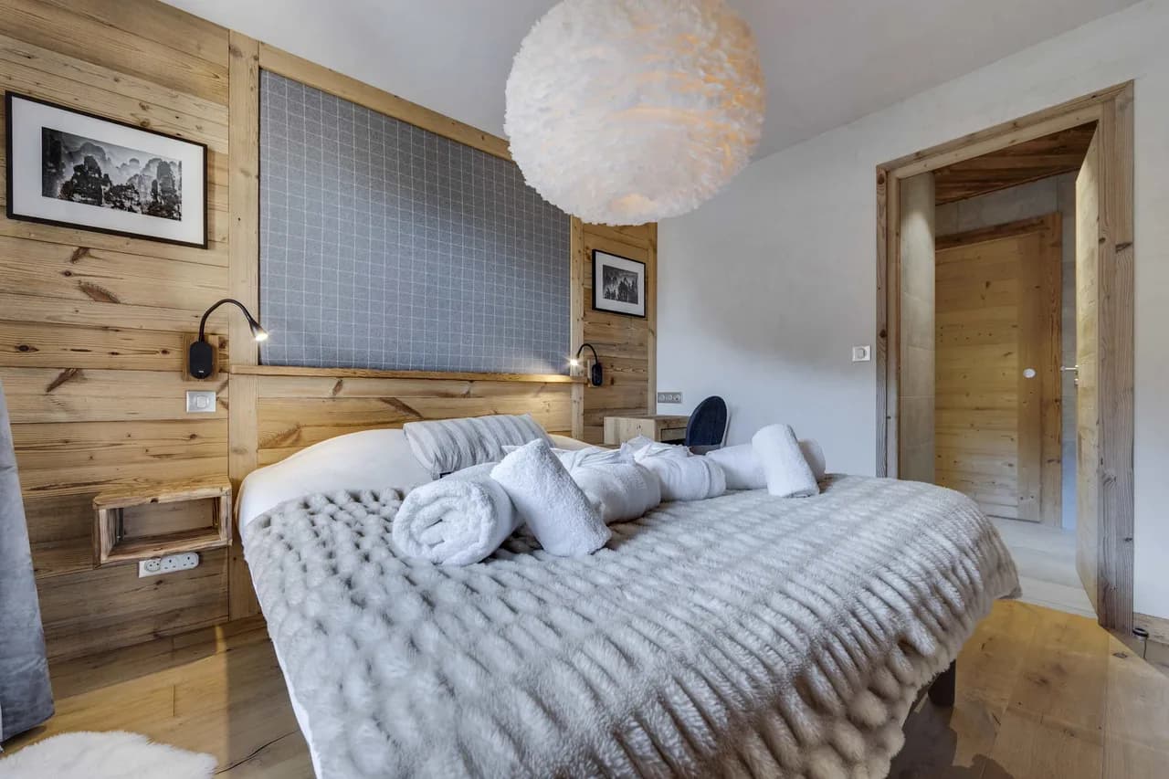 Pedestrian Alpine Retreat With Ski Access photo 2