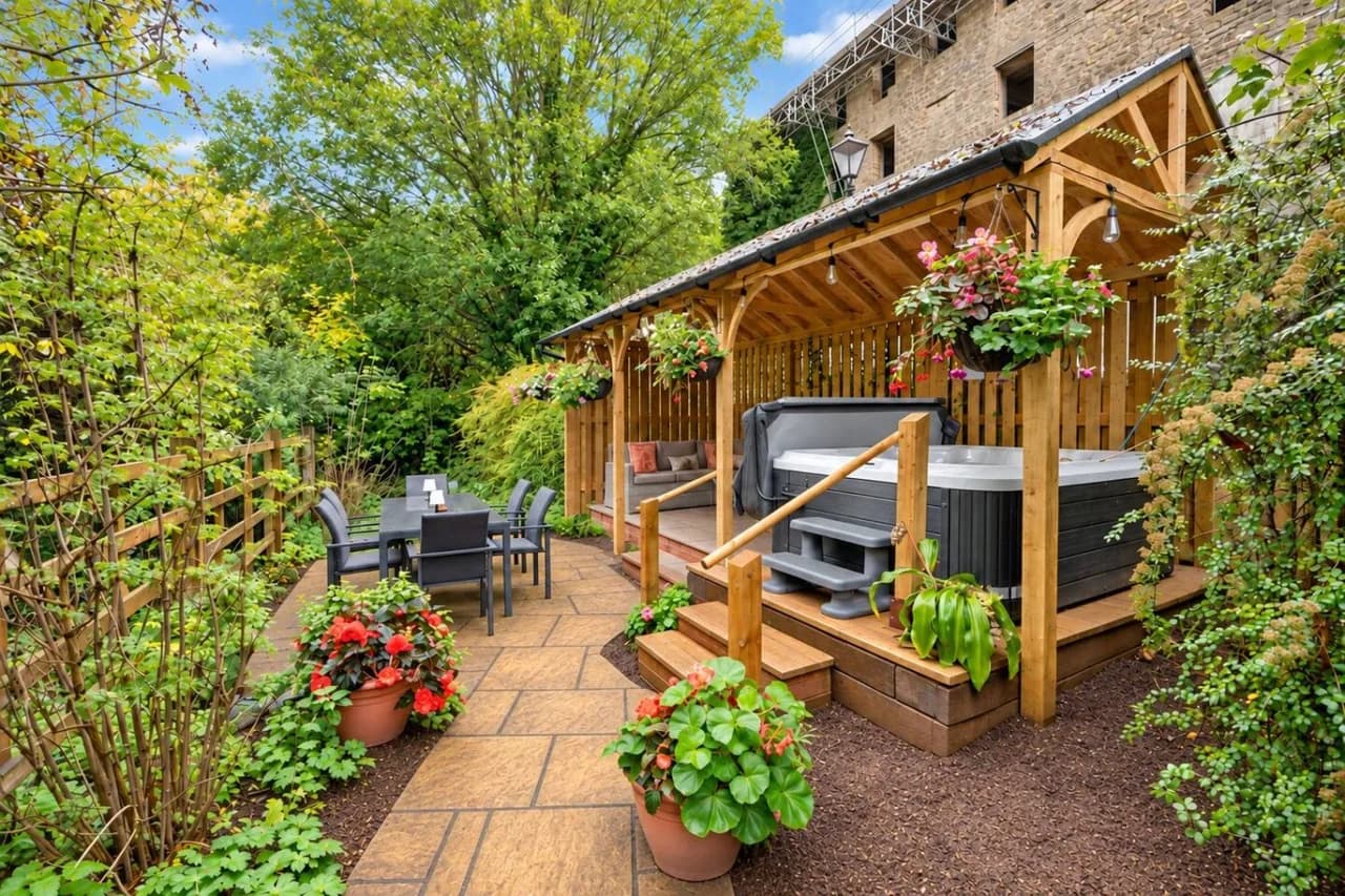 Luxury Mill House | Hot Tub & Gardens | Sleeps 14, foto 2