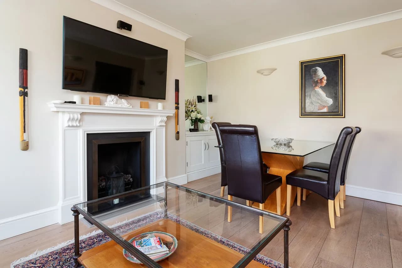 Balcony Retreat Three Bedroom Apartment in London, photo 3