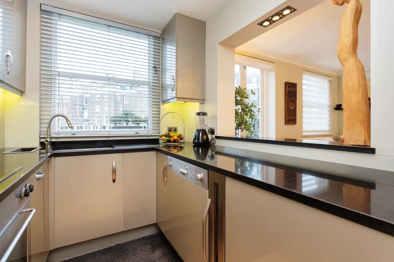 Balcony Retreat Three Bedroom Apartment in London, photo 4