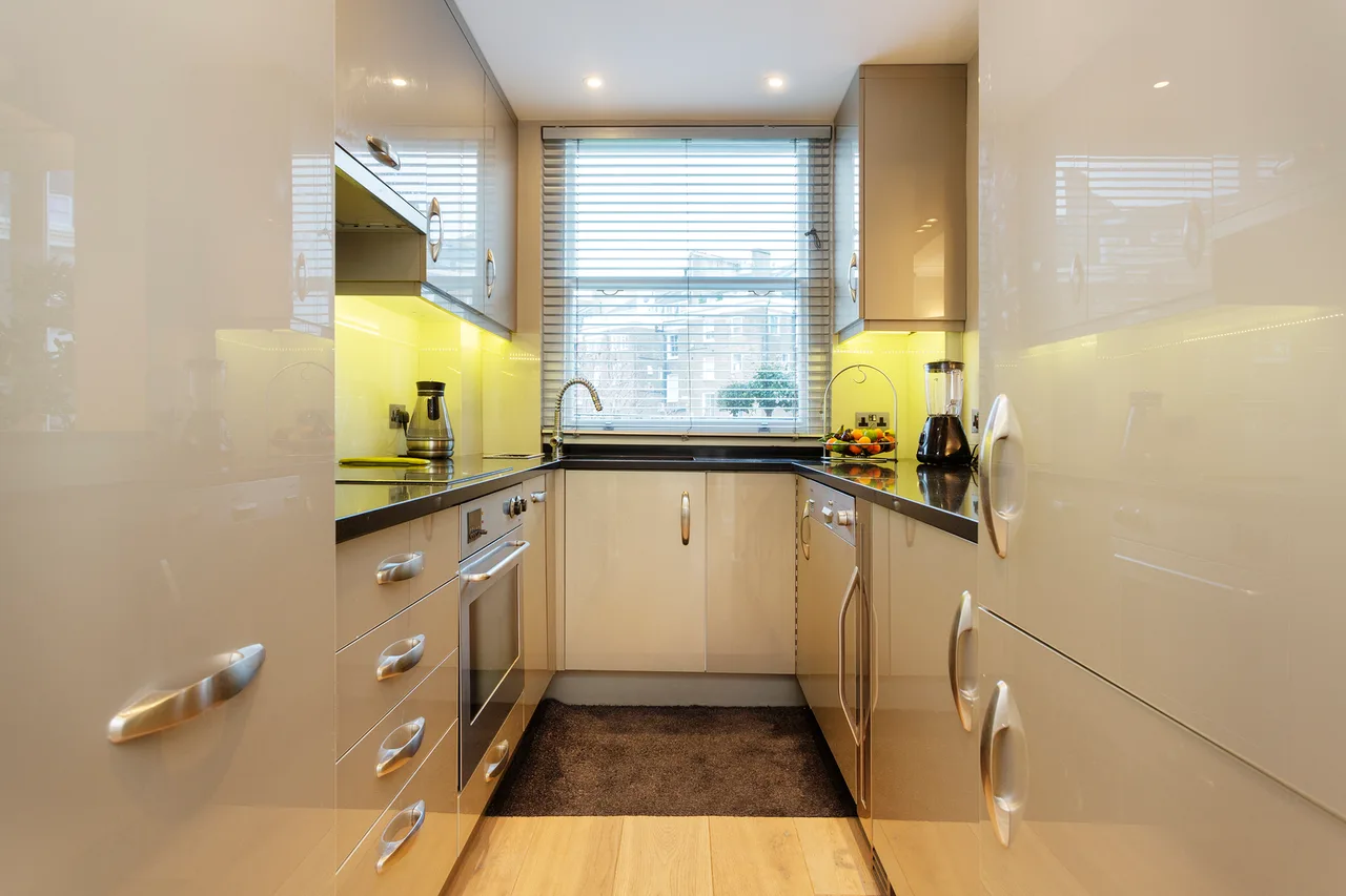 Balcony Retreat Three Bedroom Apartment in London, photo 5
