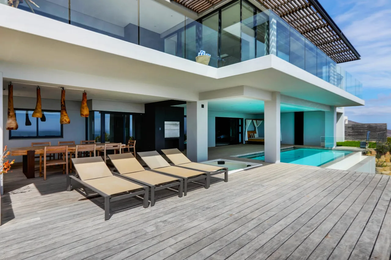 Elegant Poolside Retreat in Cape Town photo 4