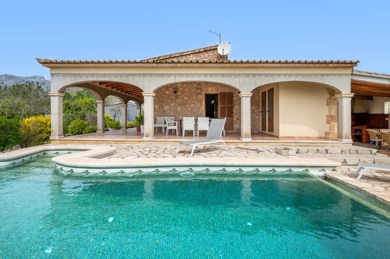 Terrace Two Bedroom Villa in Pollença